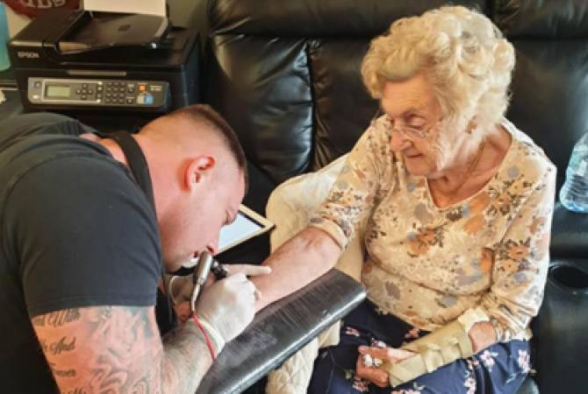 94-ամյա տատիկը դաջվածք է արել մահացած ամուսնու հիշատակին