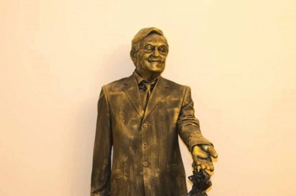 ՎԵՏՕ նախաձեռնությունը Ջորջ Սորոսի արձանն է բացել «Բաց հասարակության հիմնադրամներ-Հայաստան»-ի գրասենյակի առջև (տեսանյութ)