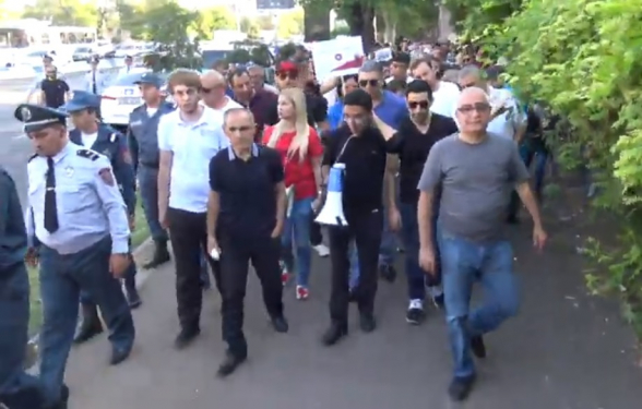 «Աննա՛, վնգստա՛»․ Ռոբերտ Քոչարյանի աջակիցները բողոքի երթ են իրականացրել (տեսանյութ)