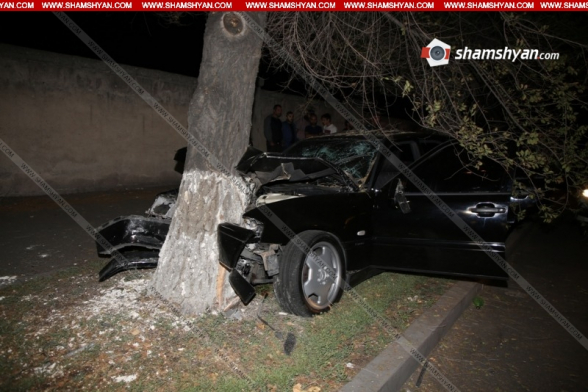 Երևանում Mercedes-ը բախվել է ծառին. կան վիրավորներ. ավտոմեքենայում հայտնաբերվել է բիտա և արնանման հետքեր (տեսանյութ)