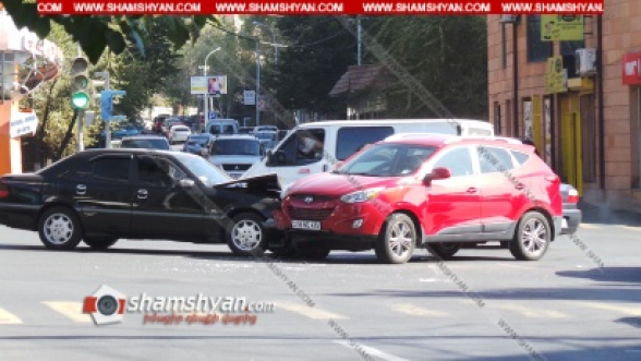 Երևանում բախվել են Mercedes–ն ու Hyundai-ը