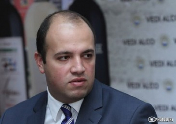 Էս մանր-մունրներն` իրենց կեղտոտ խաղիկներով, ոնց անսպասելի հայտնվել են, այդպես էլ կանհետանան