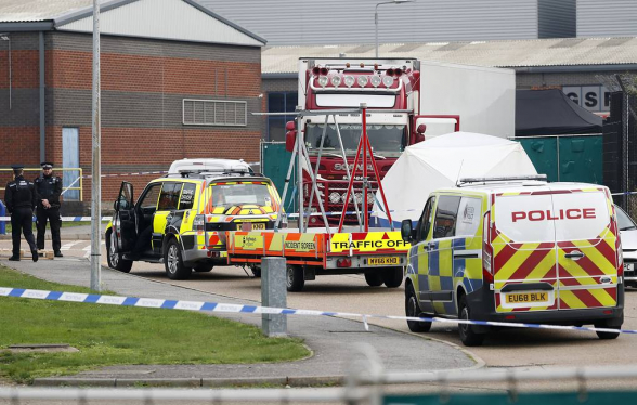Британская полиция обнаружила 39 тел в прицепе грузовика