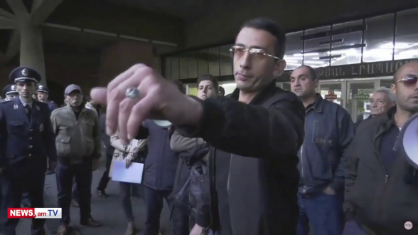 Միջադեպ Հանրապետության հրապարակի մետրոյի մոտ. «ՀուԶանք ուԶանգ» ներկայացումն ընդմիջվեց (տեսանյութ)
