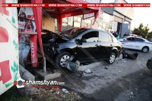 Երևանում բախվել են Mercedes-ը, Nissan-ն ու 2 Opel-ները. Nissan-ն էլ հայտնվել է մայթին, բախվելով այնտեղ տեղադրված սառնարաններին (տեսանյութ)