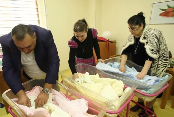 Родившихся в Ереване крайне недоношенных тройняшек выписали из больницы