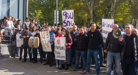 Требующие отставки Араика Арутюняна студенты ЕГУ направились шествием к другим вузам (видео)