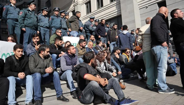 Вслед за требующими отставки Араика Арутюняна студентами забастовку объявили преподаватели (видео)