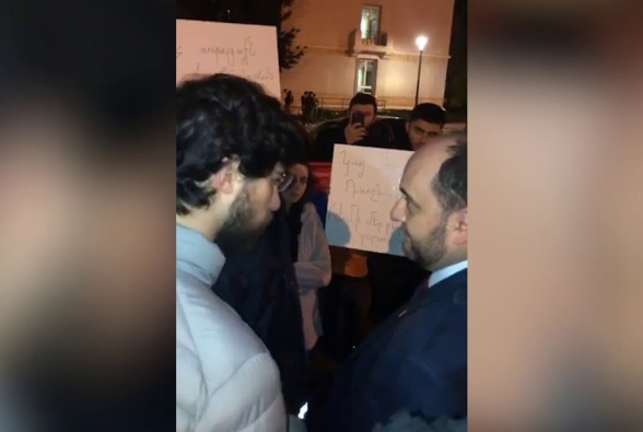 Представители армянской молодежи Франции встретили Араика Арутюняна демонстрацией