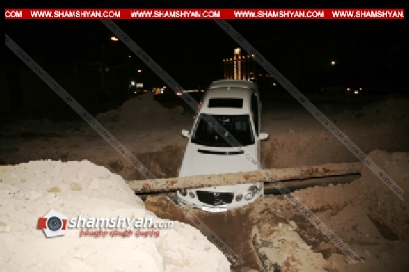 Երևանում Mercedes-ը մասամբ հայտնվել է փոսում՝ բախվելով գազախողովակին (տեսանյութ)