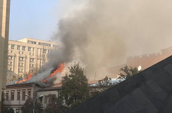 В центре Еревана горит крыша ресторана «Долмама» (видео)