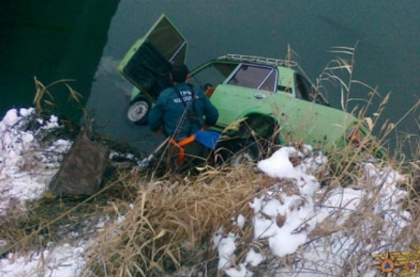 Արարատի մարզի Սիս գյուղի սկզբնամասում «ՎԱԶ-2106» մակնիշի ավտոմեքենան ընկել է ջրատարը