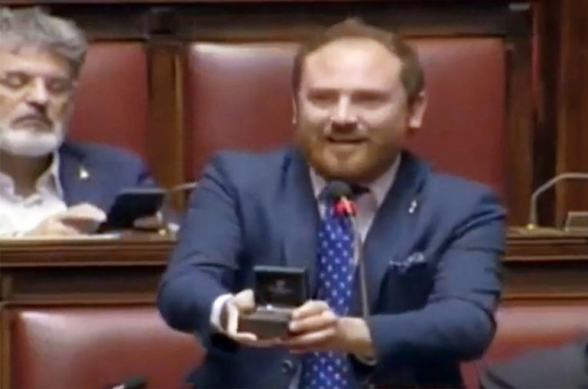 Итальянский депутат сделал предложение возлюбленной в зале заседаний парламента