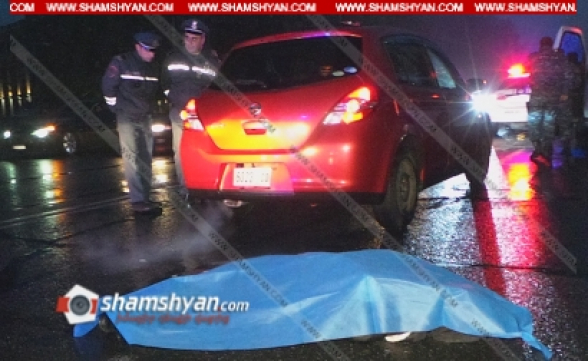 Երևանում 24-ամյա վարորդը Nissan Tiida-ով «Վերնիսաժ»-ի դիմաց վրաերթի է ենթարկել փողոցը չթույլատրելի հատվածով անցնող հետիոտնի. վերջինս տեղում մահացել է (տեսանյութ)