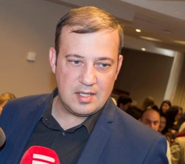 Նիկոլի թոփ բլեֆներից բլեֆը