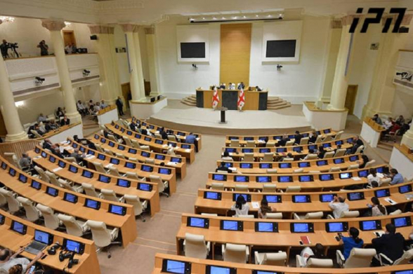 Լրագրողներին բռնի ուժով դուրս են բերել Վրաստանի խորհրդարանից