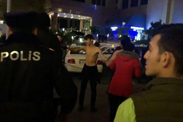 Двое полуголых мужчин с ножами напали на прохожих в центре Баку (видео)