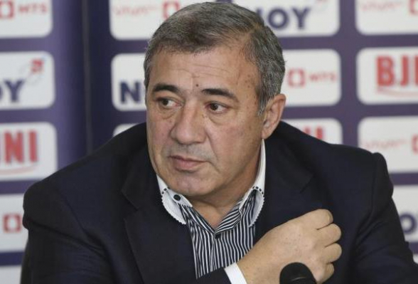 Полицейские проводят обыск в квартире бывшего главы Федерации футбола Армении Рубена Айрапетяна