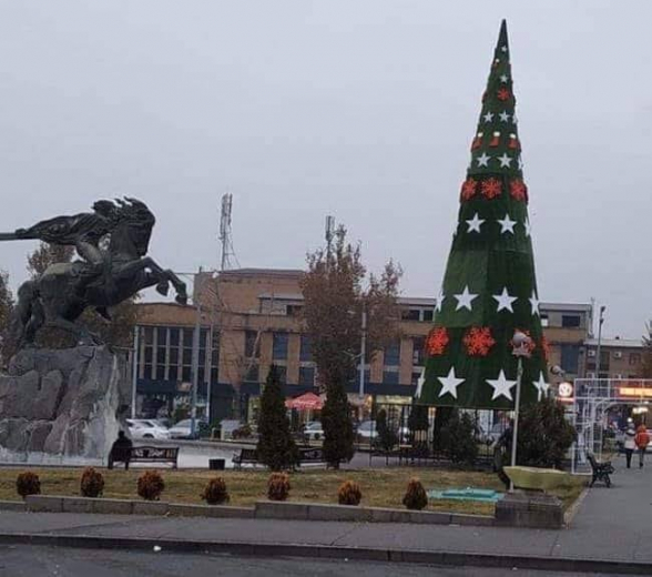 850 հազար դոլար ամանորյա բյուջե ունեցող քաղաքի տեսքը. Կայարանի տոնածառն է