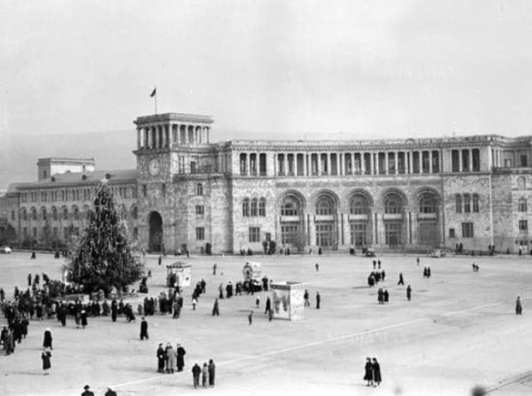 Այս լուսանկարներն արված են 1950 թ․-ին․ տոնածառը բնական է ու փոքր, բայց մարդիկ երջանիկ են և հոգով հարուստ