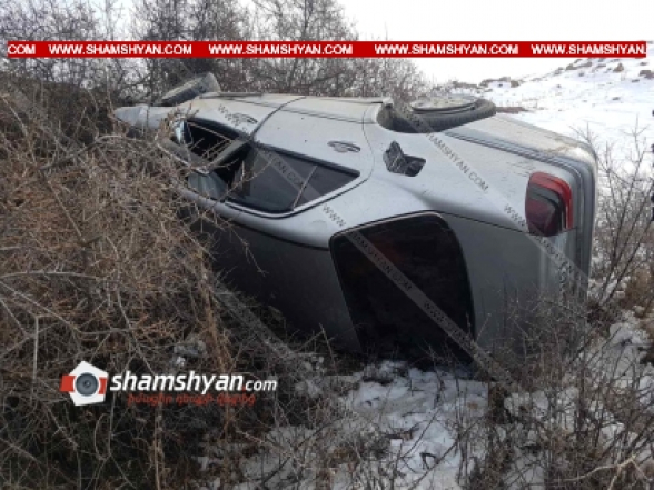 Գեղարքունիքի մարզում Mercedes-ը բախվել է քարերին ու ծառերին և կողաշրջված վիճակում հայտնվել ձորակում. կա զոհ և վիրավորներ