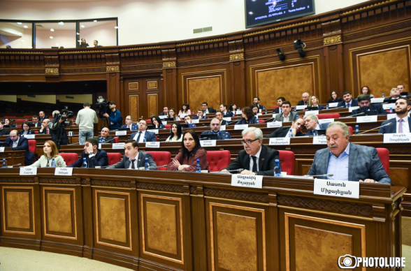 «Իմ քայլը» շրջանառության մեջ է դրել Սահմանադրական փոփոխությունների նախագիծը, որով նախատեսվում է դադարեցնել մինչև 2018-ի ապրիլի 9-ը ընտրված ՍԴ դատավորների պաշտոնավարումը