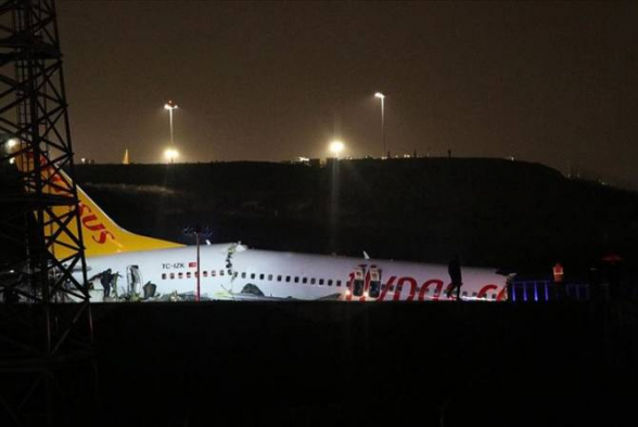 В результате жесткой посадки самолета в Стамбуле погибли 3 человека (видео)
