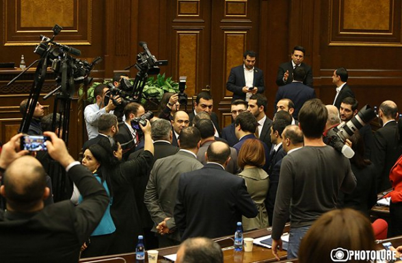 «Իմքայլական» պատգամավորները ՍԴ-ի հարցով հատ-հատ մշակվել են․ «Իրատես»