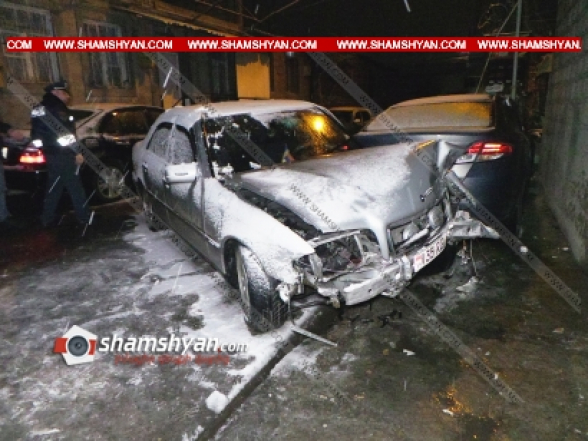 Երևանում ճանապարհի մերկասառույցի պատճառով Mercedes-ը բախվել է կայանված ավտոմեքենաներին