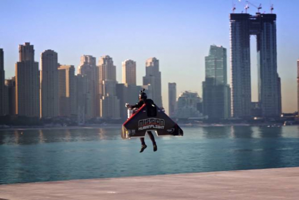 Jetman-ի օդաչուն ռեակտիվ ուսապարկով գրեթե 2 կիլոմետր օդ է բարձրացել Դուբայում
