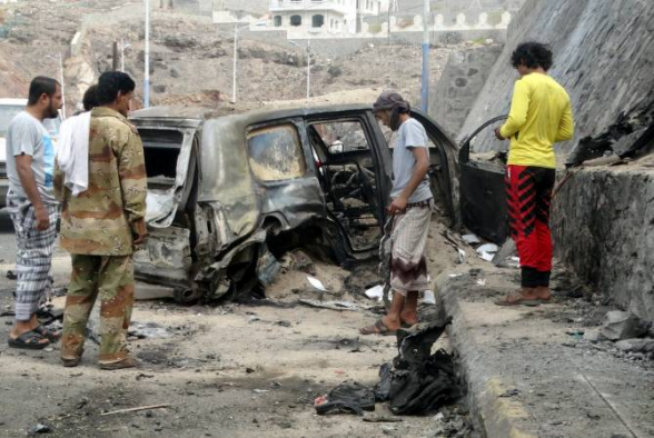 В Йемене взорвали машину министра обороны страны