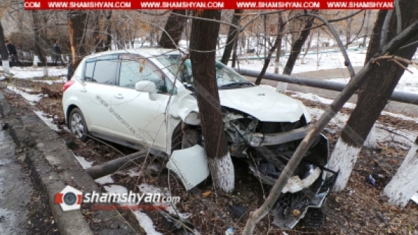 Երևանում ծառերի մեջ հայտնաբերվել է վթարված Nissan Tiida