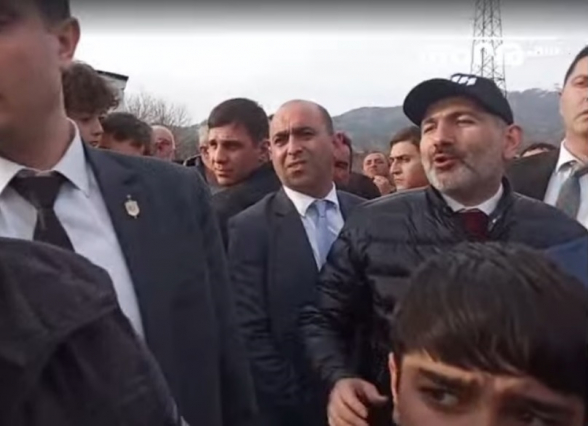 Никол Пашинян встретился с джермукцами на ведущей к Амулсару дороге (видео)