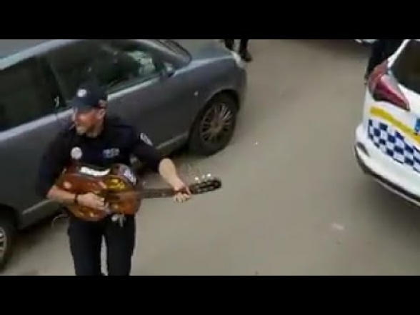 Իսպանիայում ոստիկանները երգում են բնակիչների համար