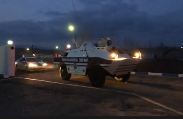 Ոստիկանությունը ռազմական մեքենաներ է դուրս բերել փողոց (տեսանյութ)