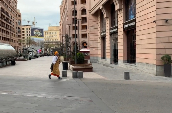 «Սրան կառավարությունն է բերել, որ թու, թու, թու անի». օտարերկրացին նվագում է Երևանում (տեսանյութ)