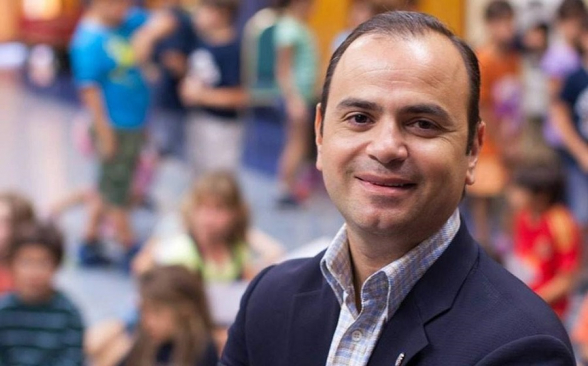 Փաստորեն Սինանյանը կարողանում էր ԱՄՆ-ում ցածր աշխատավարձով պետական աշխատանքի լինել, իսկ Հայաստանում հայրենասիրության անվան տակ պարտադիր պետք է միլիոններով աշխատավարձ ու պարգևավճարներ ստանա