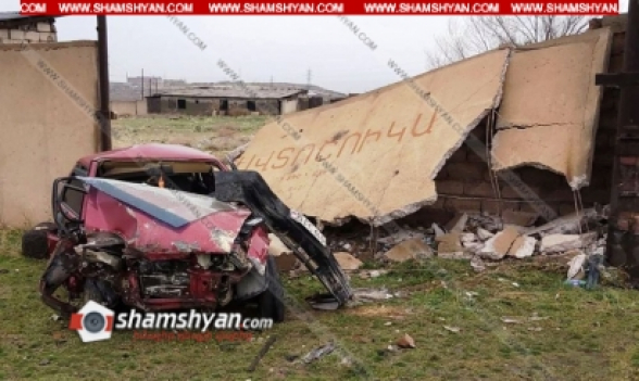 Նուբարաշենում Lada-ն բախվել է բետոնե պարսպին, փլուզել այն. կա վիրավոր