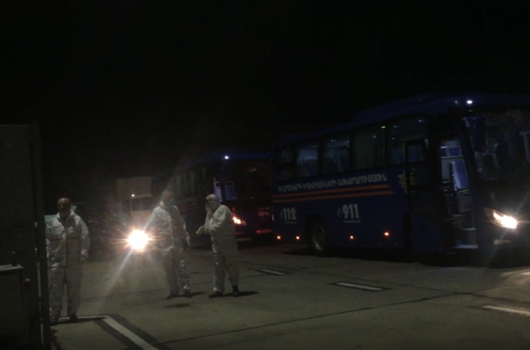 ՀՀ ժամանած ուղևորները Զվարթնոց օդանավակայանից ԱԻՆ ավտոբուսներով մեկուսացման վայրեր են տեղափոխվել (տեսանյութ)