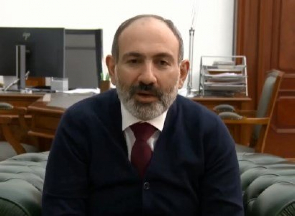 «Էս ի՞նչ են ինձ նկարել, ուղարկել, ինչ-որ բան էն չի՞». Փաշինյանն ընդհատեց խոսքն ու սկսեց ուսումնասիրել իր ժակետը