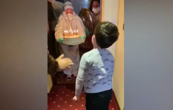 Медработники поздравили с днем рождения находящегося на карантине ребенка