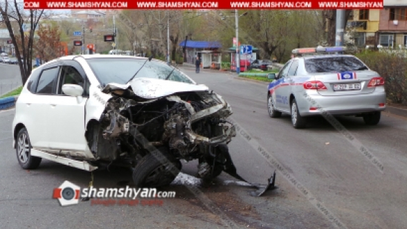 Երևանում Honda Fit-ը բախվել է բազալտե եզրաքարերին, այնուհետև՝ էլեկտրասյանը. կա վիրավոր