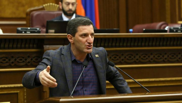 Որ ասեմ, էն զինվորական հագուստը պղծող երկոտանու ականջը պետք է ոլորել, դրա համար կպատժե՞ն. Պետրոսյան (տեսանյութ)