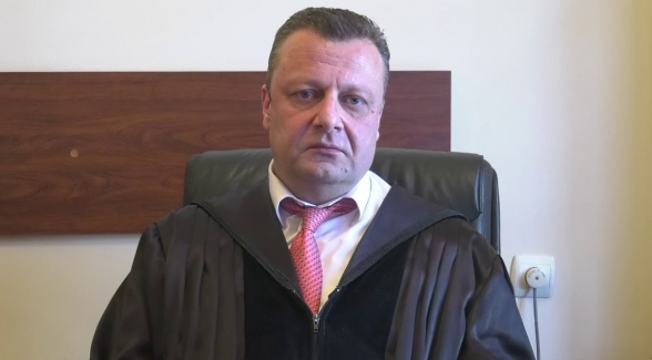 Իշխող ուժը, առիթն օգտագործելով, ջանում է պատժել իրենց համար անցանկալի դատավորներին