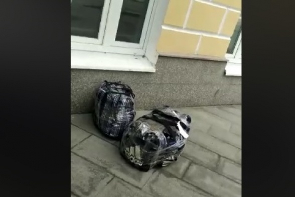 Այս տեսանյութն ինձ են ուղարկել Մոսկվայից, որտեղ երևում է, որ ՀՀ քաղաքացիներն անտեր են մնացել դեսպանատան դիմաց