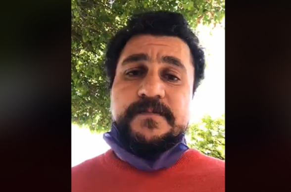 Ոստիկանները բերման են ենթարկել հոսանքի անջատման պատճառով կառավարության դիմաց բողոքի ակցիա իրականացնող երգահանին (տեսանյութ)