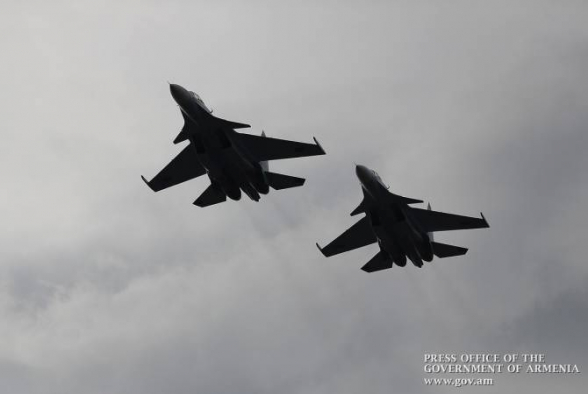 В небе над Ереваном 30 истребителей Су-30 совершают подготовительные полеты для воздушного парада (видео)