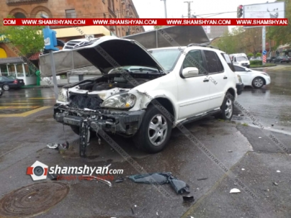 Ոստիկանության Արաբկիրի բաժնի դիմաց բախվել են Mercedes ML-ն ու Opel-ը. Mercedes-ը հայտնվել է մայթին. կան վիրավորներ