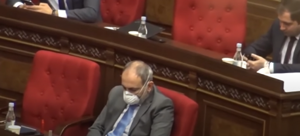 Никол Пашинян участвует в заседании НС в маске
