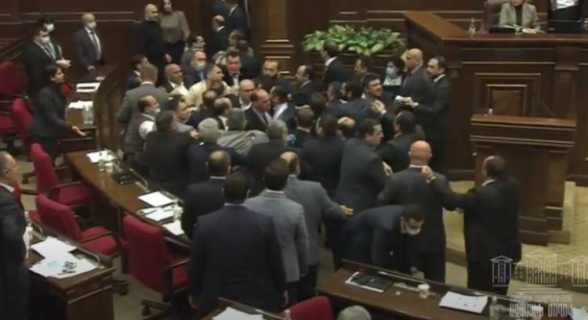 В парламенте произошла драка между Сасуном Микаэляном и Эдмоном Марукяном (видео)
